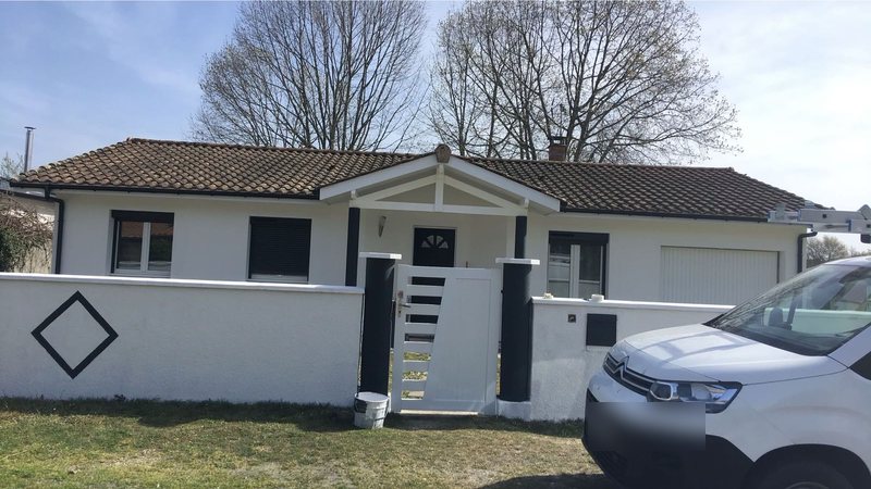 Façade, muret et boiseries repeints sur une maison à Biganos